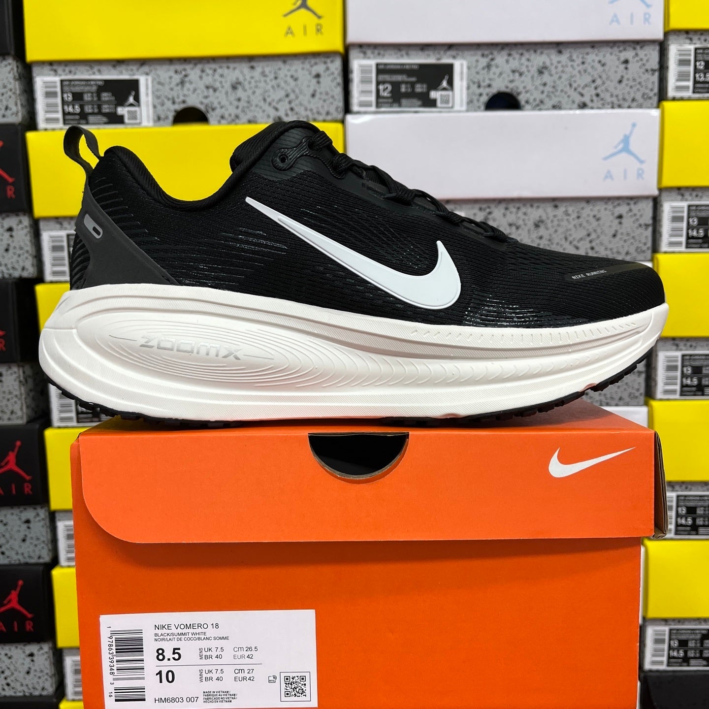 Air Zoom Vomero 18 Black and White